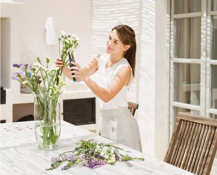 Cách cắm hoa giúp hoa tươi lâu (Ảnh: Getty)