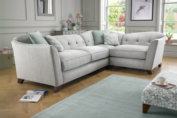 Nên mua sofa vải hay sofa da? Điều này phụ thuộc vào nhiều yếu tố. (Ảnh: Doazonanortesp)