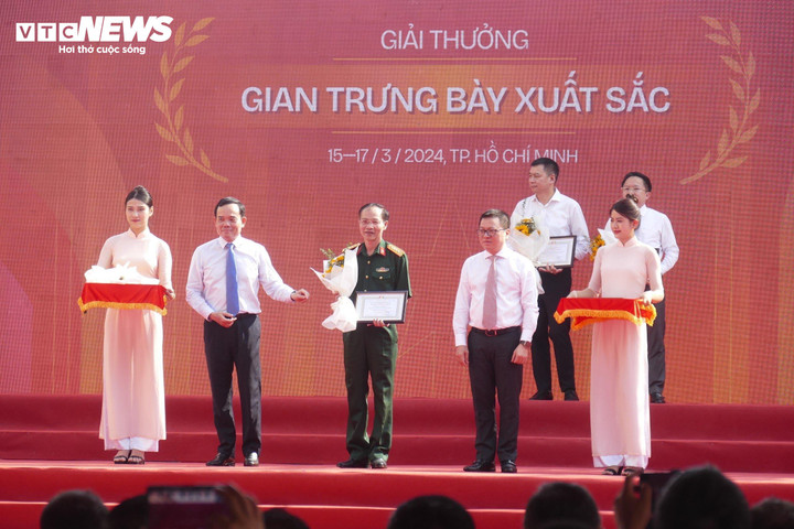 Đại diện các cơ quan báo nhận giải Gian trưng bày xuất sắc.