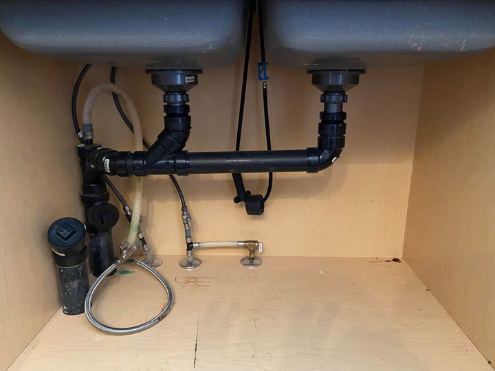 Việc xả nước nóng trực tiếp xuống ống thoát nước bằng nhựa sẽ làm mềm hoặc chảy các mối nối của đường ống. (Ảnh: Reddit)