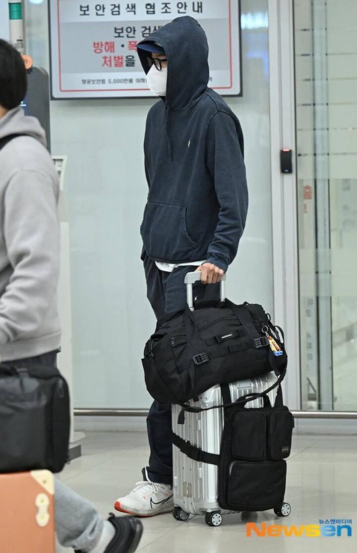 Tối 17/3, Ryu Jun Yeol trở về Hàn Quốc một mình. Nam diễn viên từ chối trả lời mọi câu hỏi của phóng viên về chuyện đời tư.