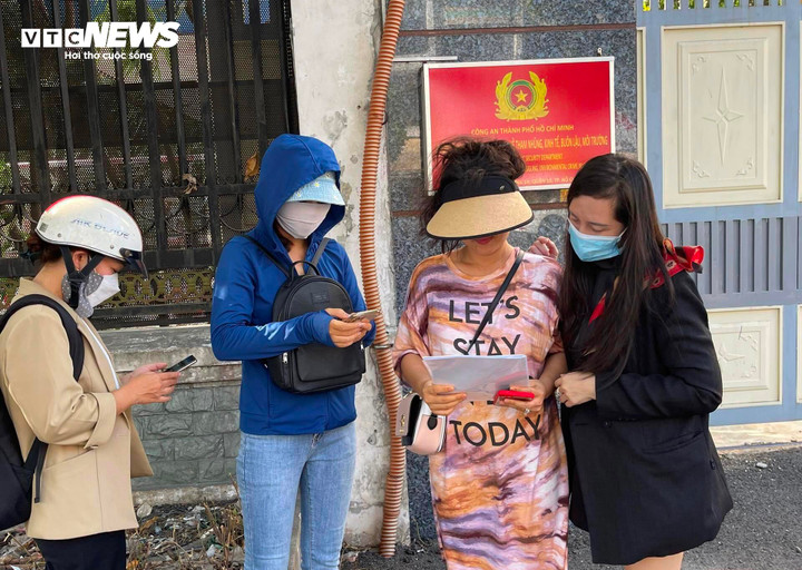 Phụ huynh tập trung tại PC03, nộp đơn tố cáo Chủ tịch đội đồng trường Trường quốc tế AISVN.