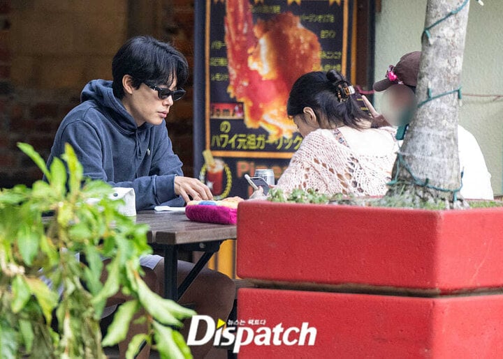 Tờ Dispatch vừa tung loạt ảnh hẹn hò của cặp đôi Ryu Jun Yeol và Han So Hee ở Hawaii vào ngày 16/3. (1 ngày sau khi cả hai công khai hẹn hò).