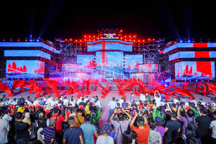 Chương trình nghệ thuật đêm hội của Lễ hội Hoa Phượng đỏ trong 10 năm qua được tổ chức tại Quảng trường Nhà hát Thành phố.