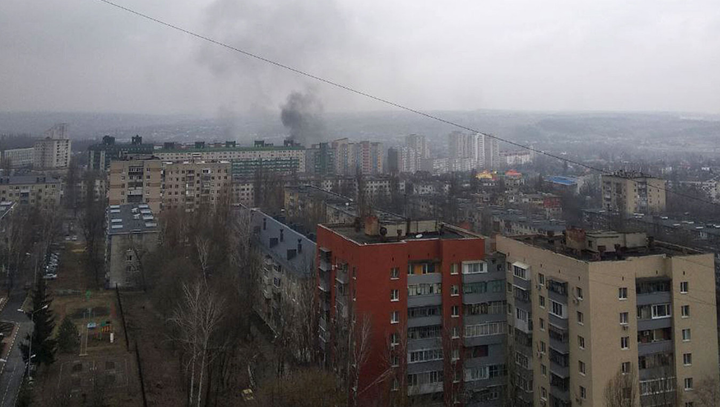 Khói bao trùm Belgorod sau cuộc pháo kích vào ngày 17/3. (Ảnh: Moscow Times)