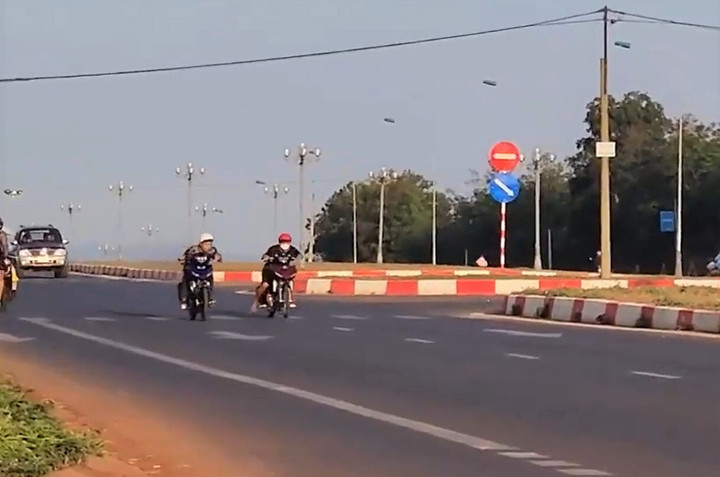 "Quái xế" đua xe trên đại lộ Đông Tây. (Ảnh cắt từ clip)