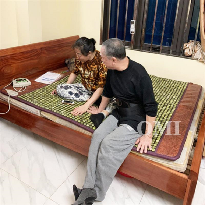 Chị Lan - khách hàng dùng thảm đá nóng OMI.