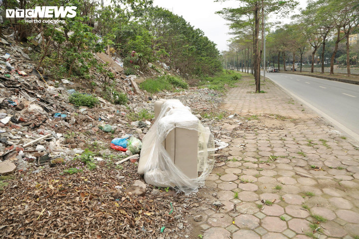 Phường Nghĩa Đô thường xuyên phối hợp với đơn vị vệ sinh môi trường để thu gom, xử lý rác thải bị đổ trộm ra đây nhưng chưa thể giải quyết triệt để.