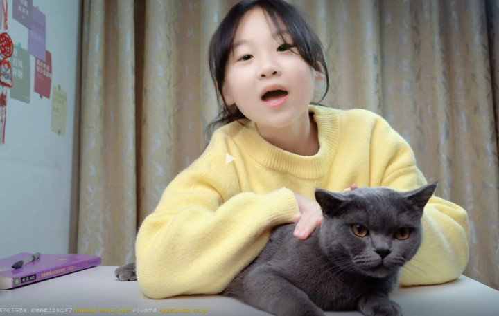 Cô bé sử dụng phương pháp Feynman, được phát triển bởi nhà vật lý đoạt giải Nobel Richard Feynman. (Ảnh: Douyin)