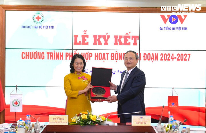 Tổng Giám đốc Đài TNVN Đỗ Tiến Sỹ và Chủ tịch Trung ương Hội Chữ thập Đỏ Việt Nam Bùi Thị Hoà trao quà lưu niệm tại lễ ký kết.