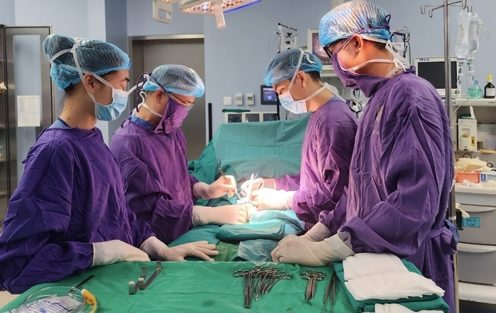 Kíp bác sĩ, điều dưỡng phẫu thuật cho bệnh nhân.