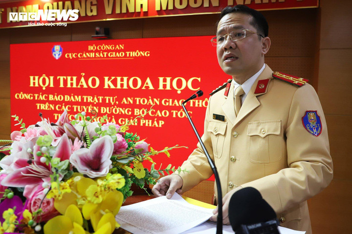 Đại tá Nguyễn Quang Nhật thông tin tại hội thảo.