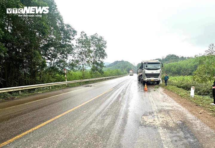 Dầu diesel chảy tràn ra đường hàng trăm mét gây trơn trượt