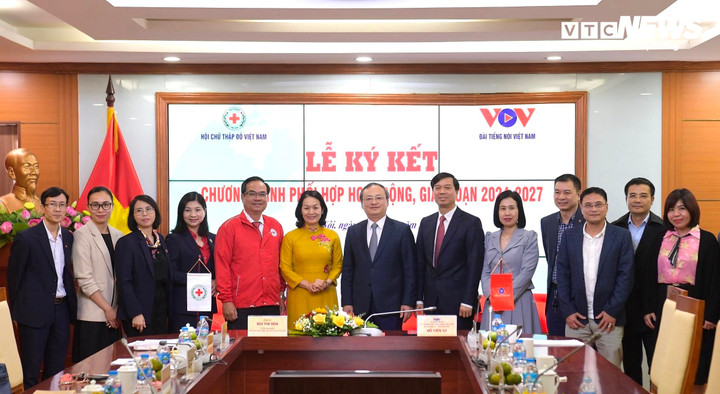 Các đại biểu chụp ảnh tại lễ ký kết.