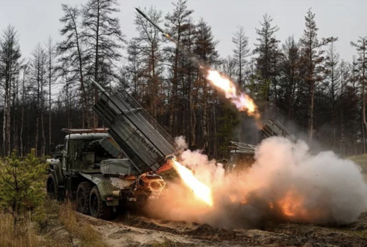Hệ thống pháo tự hành Grad của Nga khai hỏa nhắm vào mục tiêu ở Ukraine. (Ảnh: Sputnik)