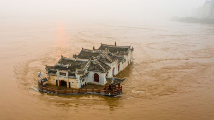 Quan Âm Các hay còn có cái tên khác là đền Long Bàn, là ngôi chùa tọa lạc giữa đoạn sông Trường Giang chảy qua thành phố Ngạc Châu ở tỉnh Hồ Bắc (Trung Quốc). Đây được xem là một trong những công trình vững chắc nhất ở Trung Quốc khi vẫn trụ vững giữa dòng nước chảy xiết của con sông dài nhất đất nước tỷ dân suốt hơn 700 năm qua.