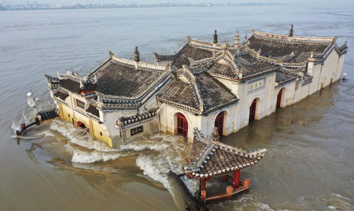 Theo ghi chép, tiền thân của Quan Âm Các là một ngôi chùa thờ Bồ Tát giữa lòng sông Trường Giang được xây dựng vào thời nhà Tống và được nâng cấp, tu sửa lần đầu tiên vào vào năm nhà Nguyên thứ 5 (1345).