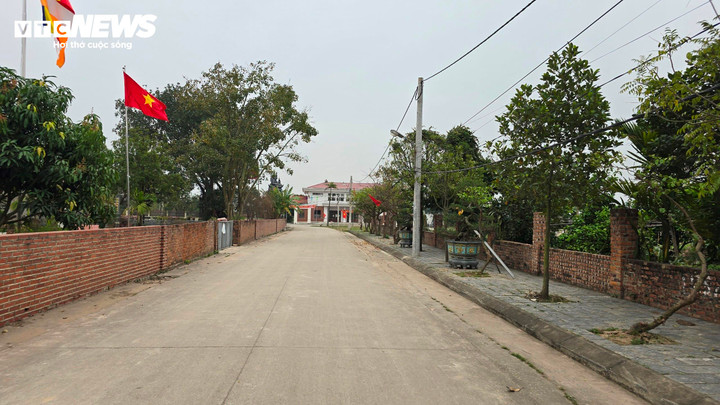 Đường nông thôn mới thôn Vệ Xá được xây dựng khang trang bằng tiền đối ứng giao thầu đất của địa phương.