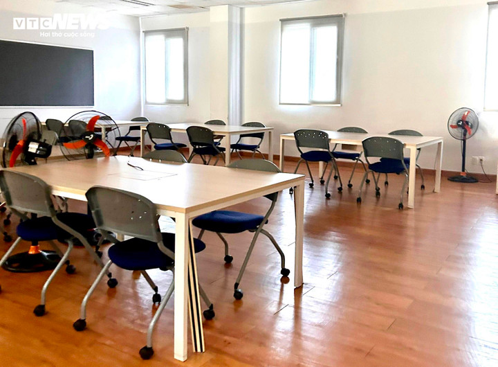 Lớp học trống trơn vì không có giáo viên đứng lớp.