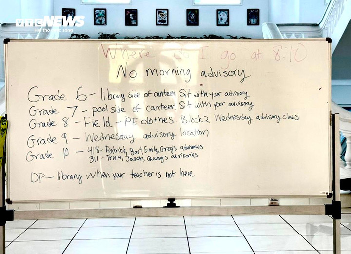 Thông báo học sinh tự học và vui chơi vì không có giáo viên đứng lớp.