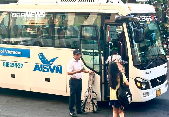 Xe buýt đón học sinh trở lại trường sáng 19/3.