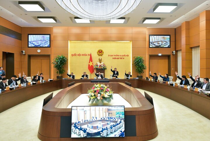 100% các vị Ủy viên Ủy ban Thường vụ Quốc hội có mặt biểu quyết tán thành thông qua các nghị quyết về sắp xếp một số đơn vị hành chính thuộc tỉnh Bình Dương và tỉnh Tiền Giang. (Ảnh: quochoi.vn)