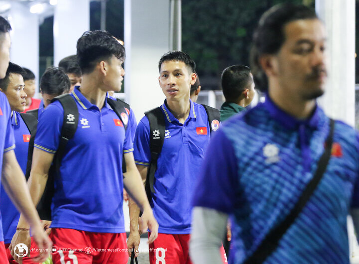 Tối 19/3, đội tuyển Việt Nam tập buổi đầu tiên trên sân tập thuộc khu phức hợp thể thao Gelora Bung Karno.