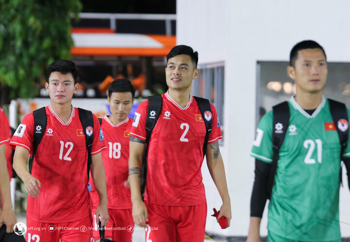 Các cầu thủ bước ra sân tập với tâm trạng thoải mái. Sau 4 tiếng bay từ Hà Nội đến Jakarta, toàn đội nghỉ ngơi trọn buổi chiều.