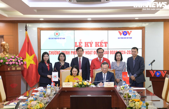 Tổng Giám đốc Đài TNVN Đỗ Tiến Sỹ và Chủ tịch Trung ương Hội Chữ thập đỏ Việt Nam Bùi Thị Hoà ký kết Chương trình phối hợp tuyên truyền giai đoạn 2024 - 2027.