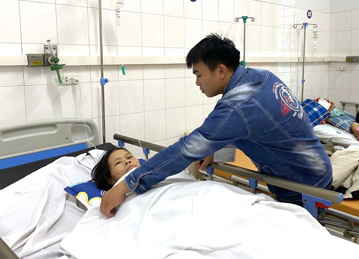 Mẹ tai biến nằm tại chỗ, mọi sinh hoạt đều do Huy chăm sóc.