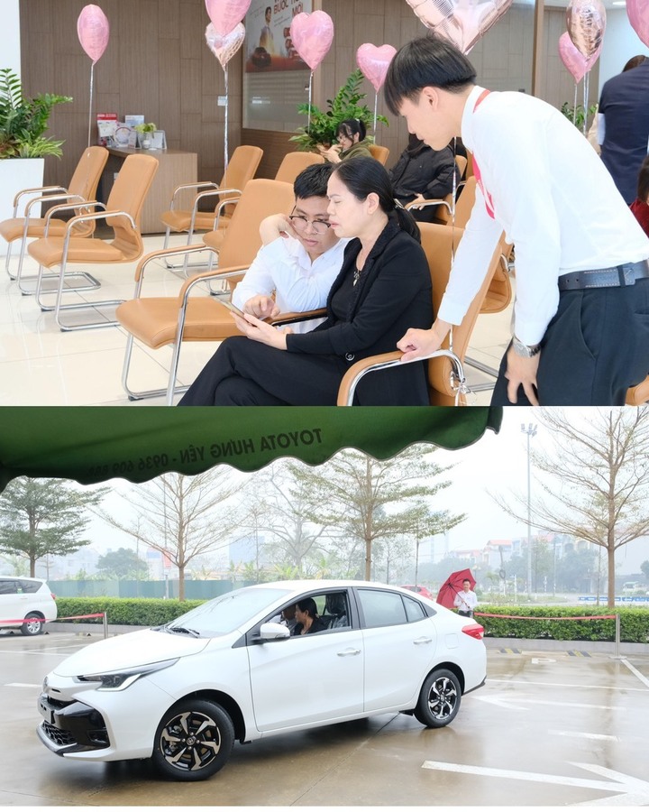 Khách hàng nữ được nhân viên đại lý Toyota Hưng Yên hỗ trợ trong các phần thi.