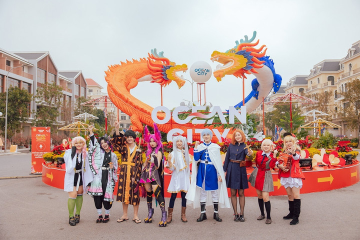 Phong cách thời trang đa dạng của các bạn trẻ đã biến Grand World thành “sân khấu” trình diễn quy mô lớn.