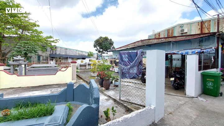 Mồ mả nằm san sát nhà dân tổ 33, phường Hòa Khánh Nam, quận Liên Chiểu, Đà Nẵng.