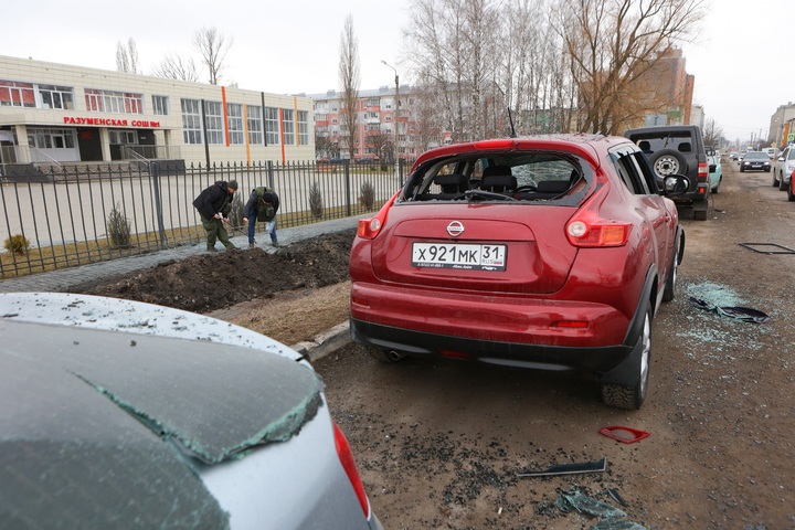 Nhiều phương tiện bị hư hại sau vụ pháo kích của Ukraine vào khu định cư Razumnoye ở ngoại ô Belgorod, Nga. (Ảnh: AFP)