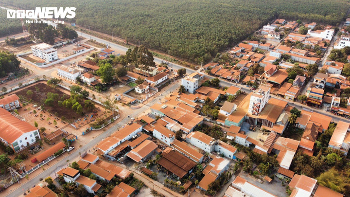 Hình ảnh bụi đỏ phát tán từ công trường dự án sân bay Long Thành ra khu dân cư.