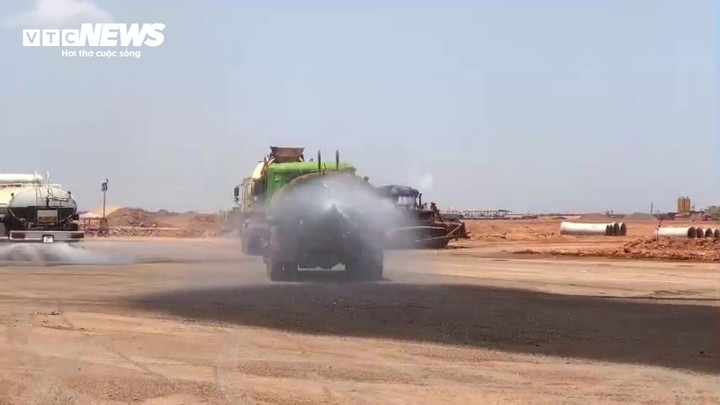 Các liên danh nhà thầu thi công sử dụng 35 xe bồn tưới nước chuyên dụng để hạn chế bụi phát tán trên công trường.