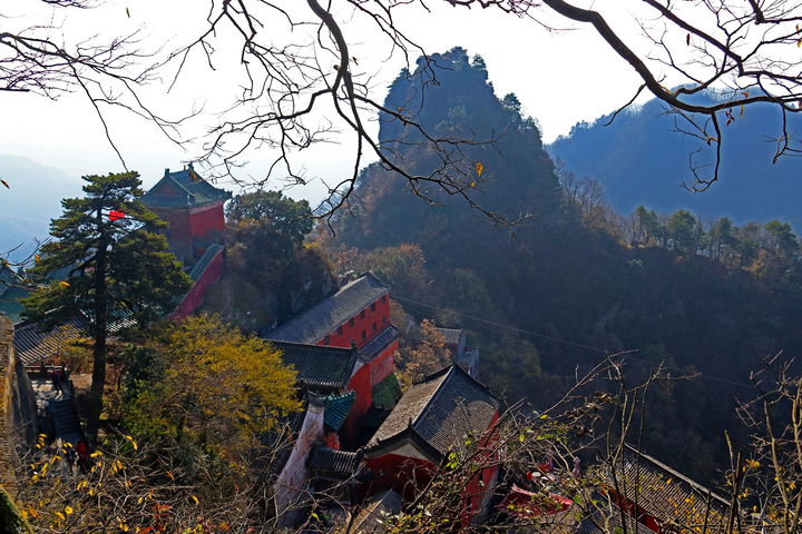 Trên núi có quần thể kiến trúc Đạo giáo được thành lập từ thời nhà Đường, sau đó được trùng tu và mở rộng qua các triều đại Tống, Nguyên, Minh và Thanh. Trong đó, quần thể kiến ​​trúc cổ xưa này đạt đến đỉnh cao vào thời nhà Minh, bao gồm 9 cung điện, 9 tu viện, 36 ni cô viện và 72 ngôi chùa.