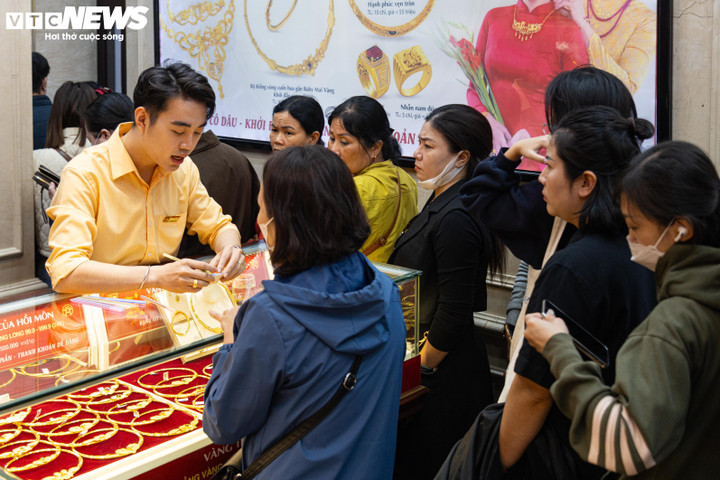 Giá vàng thời gian qua biến động không ngừng khiến người dân hoang mang khi mua, bán. (Ảnh minh họa: Minh Đức)