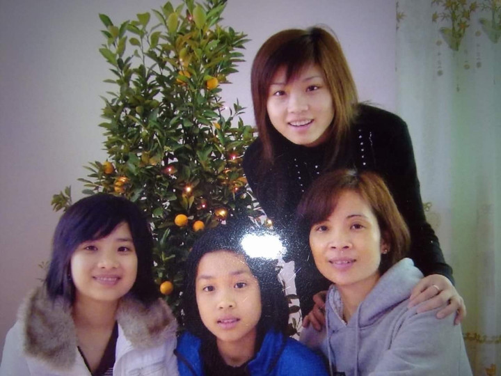 Nguyễn Thu Hằng cũng mẹ và hai em gái.