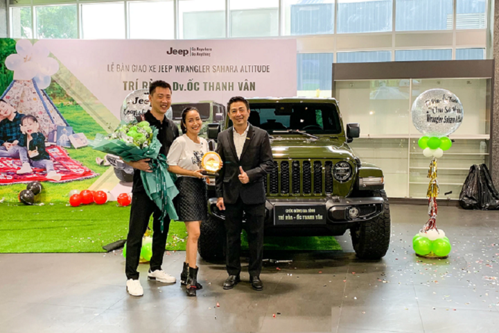 Không chỉ sở hữu nhiều cơ ngơi, Ốc Thanh Vân và ông xã còn mạnh tay mua xe sang. Năm 2021, cặp đôi ''tậu'' một chiếc SUV địa hình Jeep Wrangler Sahara Altitude có giá gần 4 tỷ đồng.
