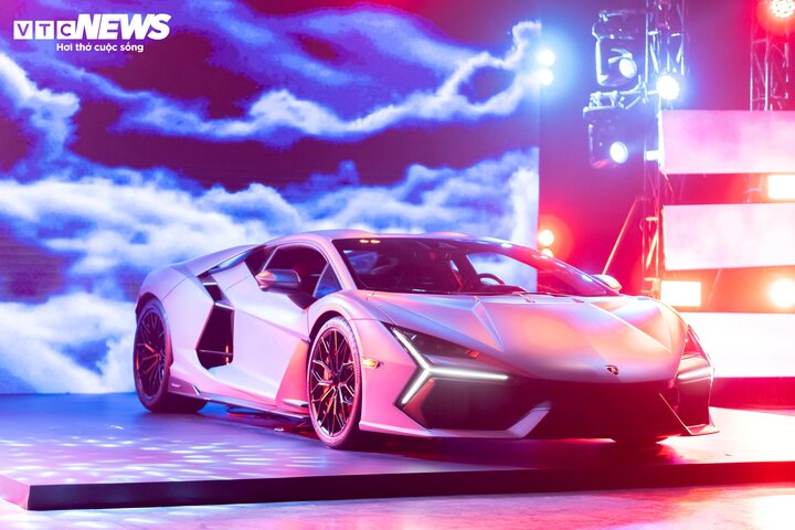 Gây 'bão' mạng, siêu xe lai điện Lamborghini Revuelto vừa ra mắt có gì độc lạ?