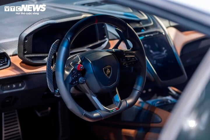 Vô lăng của Lamborghini Revuelto được lấy cảm hứng mẫu xe Lamborghini Essenza SCV12 và được làm từ carbon để giảm trọng lượng cho xe.