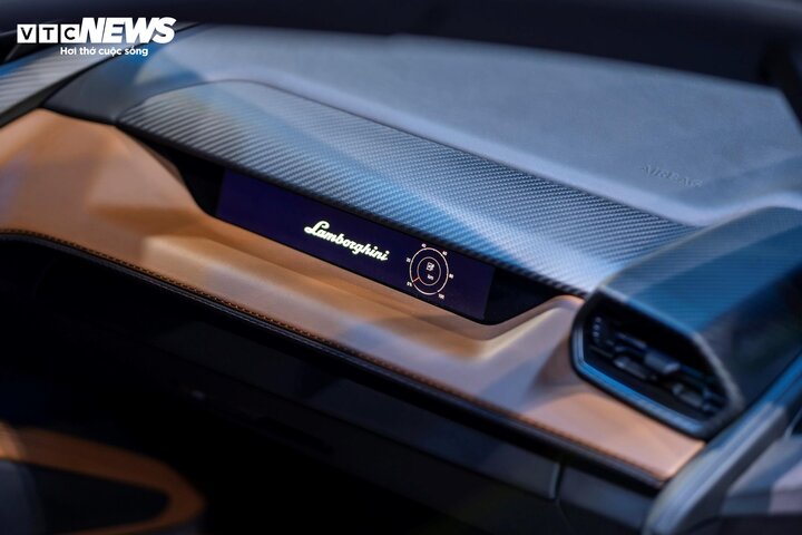 Bên ghế phụ của Lamborghini Revuelto còn có một màn hình nhỏ 9,1 inch giúp cho hành khách ngồi cùng có thể hỗ trợ người lái kiểm soát hoặc điều khiển một số tính năng như bản đồ, hệ thống điều hòa, giải trí.