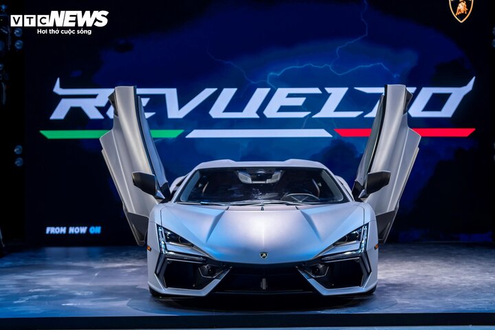 Có thể nói, Lamborghini Revuelto thừa hưởng tất cả những đường nét tạo nên vẻ đẹp, sự mạnh mẽ và phong cách thể thao của gia đình Lamborghini.