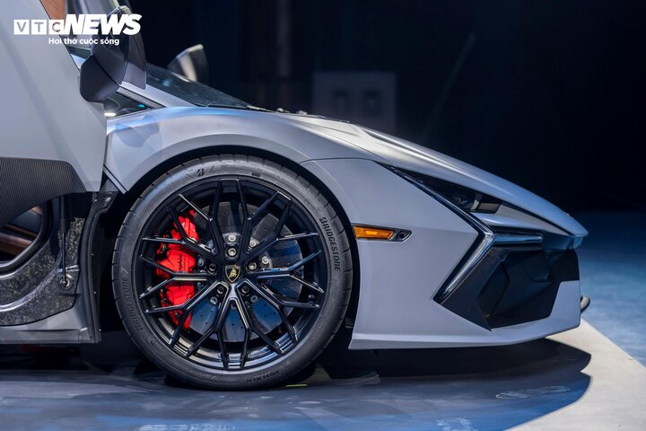Cơ cấu dẫn động bốn bánh toàn thời gian trên Lamborghini Revuelto cũng khá đặc biệt khi xe được trang bị 2 motor điện ở cầu trước và 1 motor điện kết nối với hộp số tự động ở cầu sau. Với kết cấu này, Lamborghini Revuelto có thể sử dụng hệ dẫn động bốn bánh ngay cả khi chạy ở chế độ thuần điện.