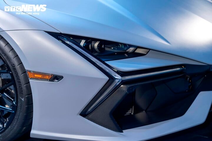 Cụm đèn LED dạng Y-shape hiện đại àm tăng tính nhận diện cho mẫu xe. Ngoài ra, toàn bộ phần khung đều được làm từ carbon để tối ưu trọng lượng.