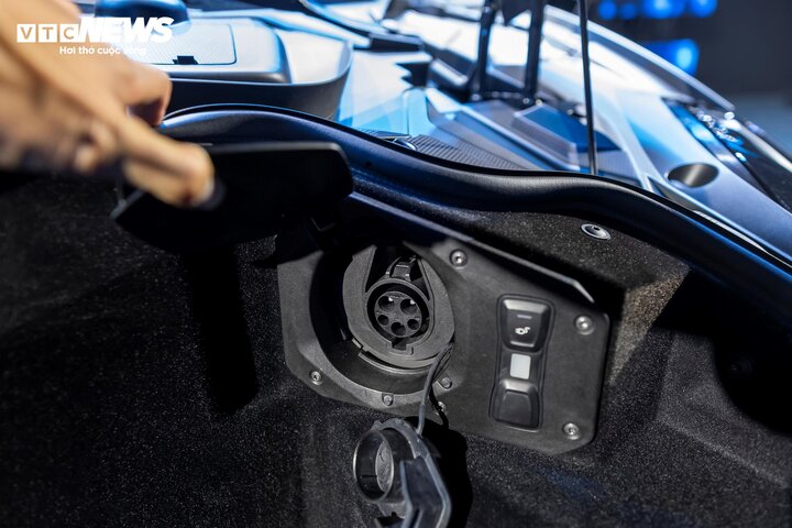 Bên trong có thêm một cổng sạc điện ngoài với nguồn sạc 7kW. Ngoài ra, bộ pin của Lamborghini Revuelto cũng có thể tự sạc thông qua động cơ đốt trong hoặc phanh tái tạo năng lượng.