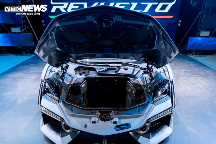 Gây 'bão' mạng, siêu xe lai điện Lamborghini Revuelto vừa ra mắt có gì độc lạ?