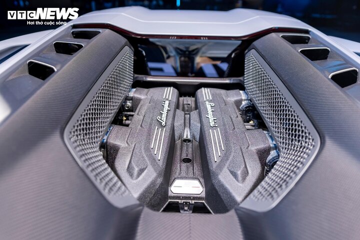 Cung cấp sức mạnh cho Lamborghini Revuelto là khối động cơ V12 dunng tích 6.5L cùng 3 motor điện. Nhờ đó xe có thể sản sinh công suất tối đa 1.015 mã lực, mô-men xoắn cực đại 1.025 Nm và có khả năng tăng tốc 0-100km/h chỉ trong 2,5 giây trước khi đạt tốc độ giới hạn 350 km/h.