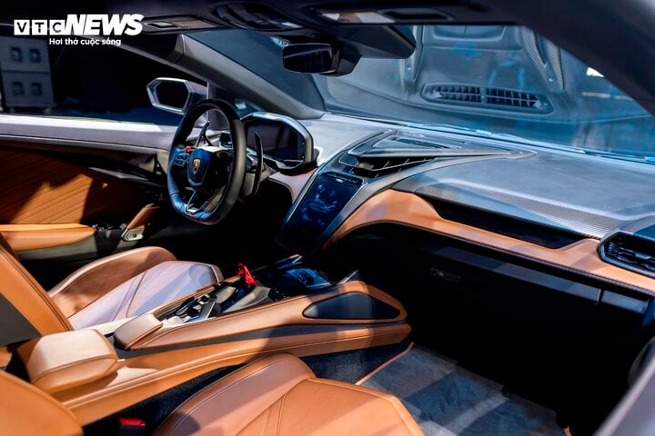 Nội thất bên trong Lamborghini Revuelto cũng là một sự thay đổi với nhiều chi tiết hiện đại hơn.
